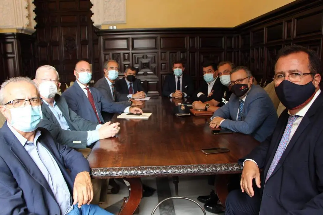Reuni&oacute;n entre el Ayuntamiento y la Hermandad del Gran Poder. - AYTO