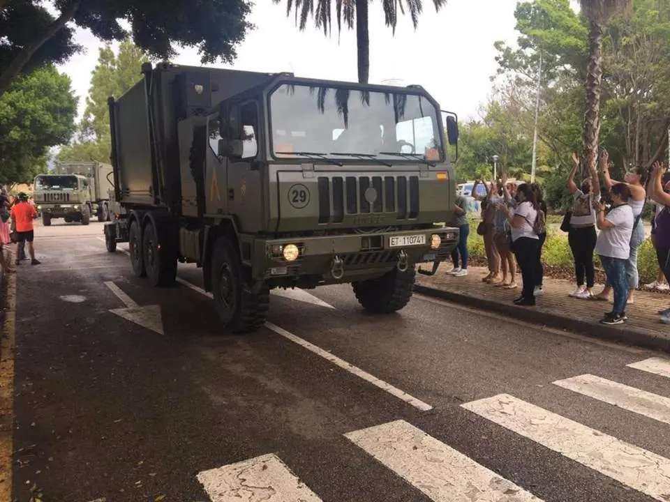 Ciudadanos aplauden a los efectivos de la UME en su repliegue tras el control del incendio forestal en Sierra Bermeja. - EUROPA PRESS
