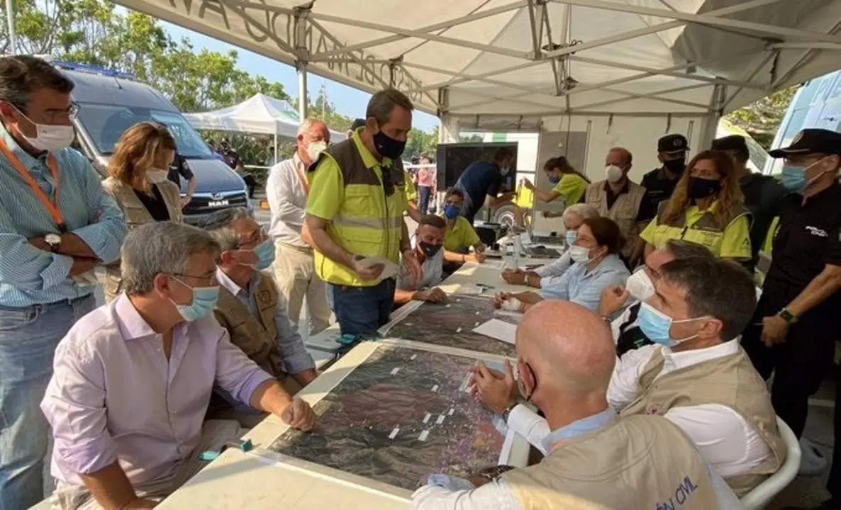 El alcalde de Estepona, Jos&eacute; Mar&iacute;a Garc&iacute;a Urbano, en el puesto de mando avanzado durante el incendio de Sierra Bermeja. - Ayto. Estepona
