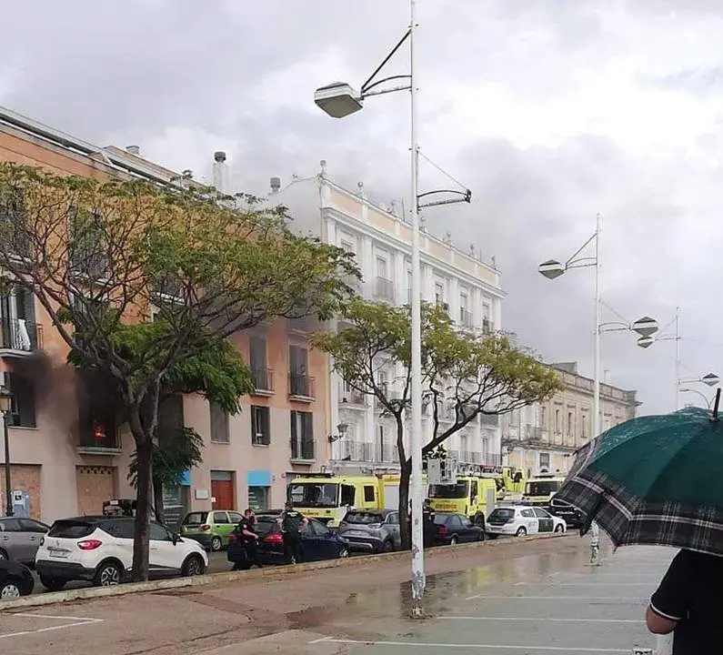 Incendio en Avenida de la Bajamar.  - Viva.