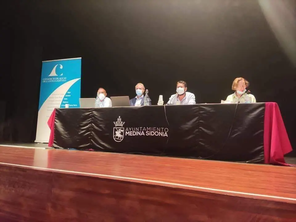 Jorge Rodr&iacute;guez (2d), durante la Asamblea General del Consorcio de Aguas en la que result&oacute; elegido como presidente. - A. I.