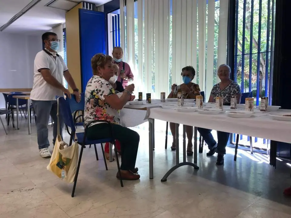Los mayores han disfrutado de una jornada inaugural llena de alegr&iacute;a. - Pablo Mansilla