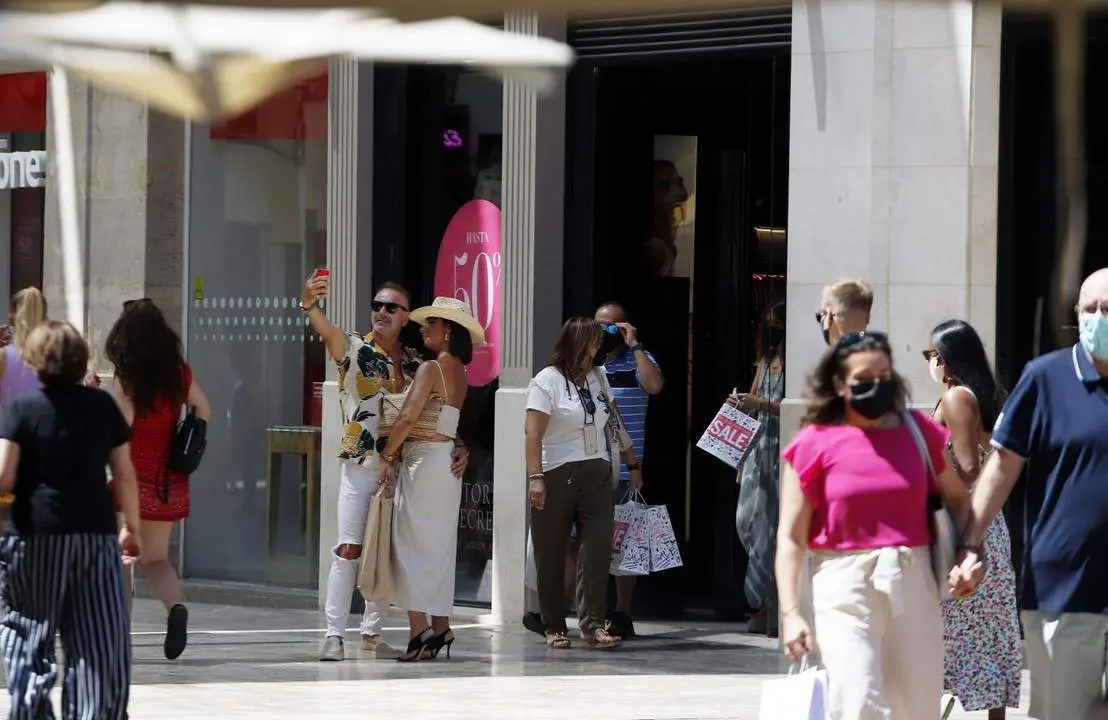 Personas paseando por calle Larios. - &Aacute;lex Zea/EP