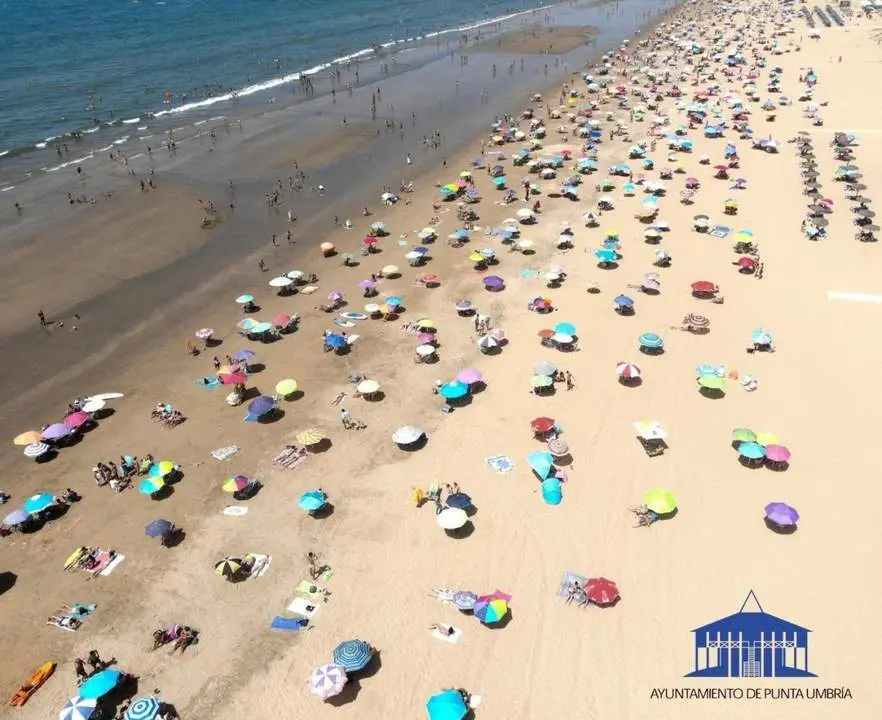 Vista a&eacute;rea de una playa de Punta Umbr&iacute;a. - AYUNTAMIENTO DE PUNTA UMBR&Iacute;A