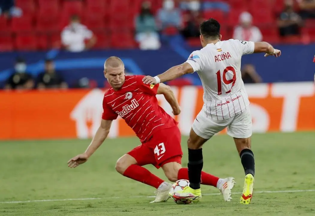 El lateral derecho del Sevilla, Marcos Acu&ntilde;a, contra el Salzburgo.  - efe