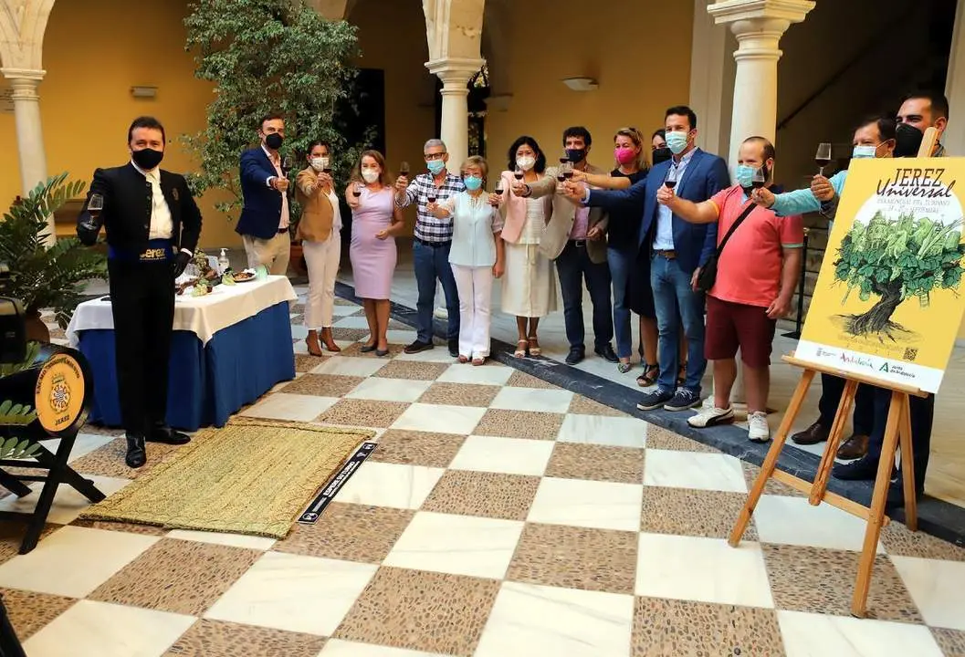 Brindis de parte de la Corporaci&oacute;n en la presentaci&oacute;n de la programaci&oacute;n.  - Jerez.es