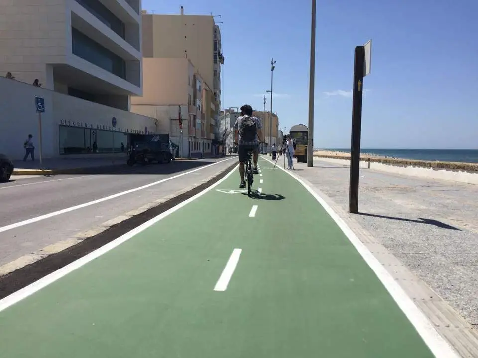 Carril bici por el Paseo Mar&iacute;timo. - EC