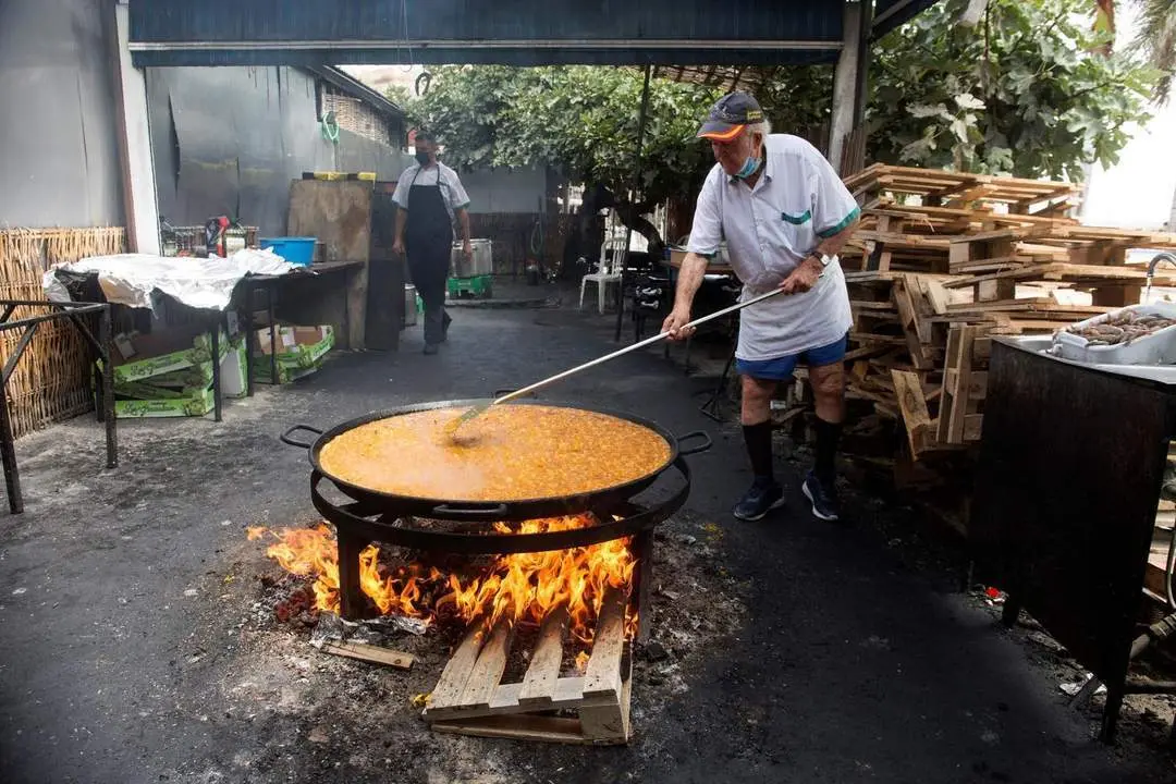Una paella en el chiringuito de Verano Azul. - Daniel P&eacute;rez/EFE