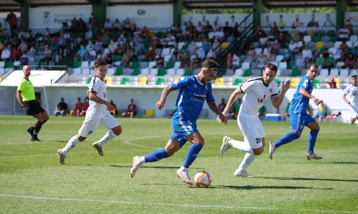 Joselillo conduce un bal&oacute;n en el Estadio Municipal de Pozoblanco. - Cristo Garc&iacute;a