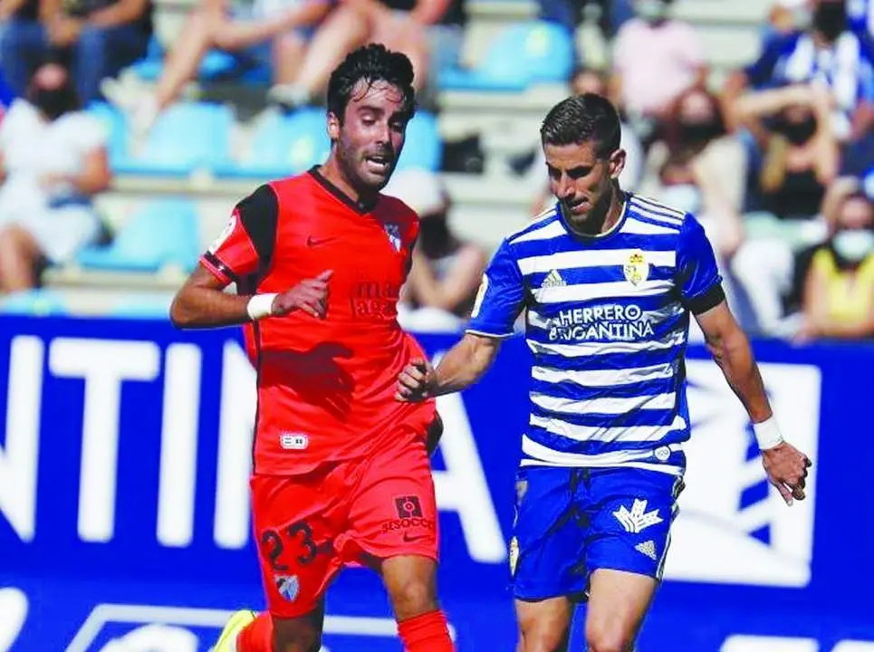 Escassi disputa un bal&oacute;n. - LaLiga