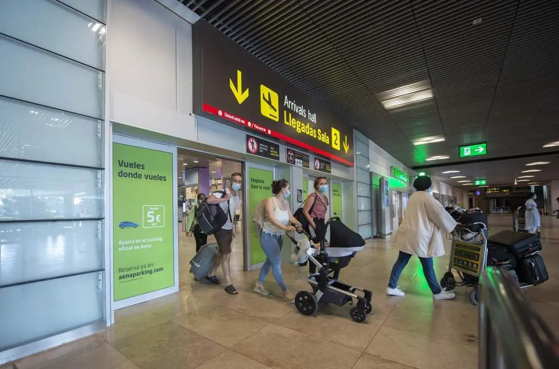 Pasajeros llegan al Aeropuerto Adolfo-Su&aacute;rez Madrid Barajas. - Europa Press