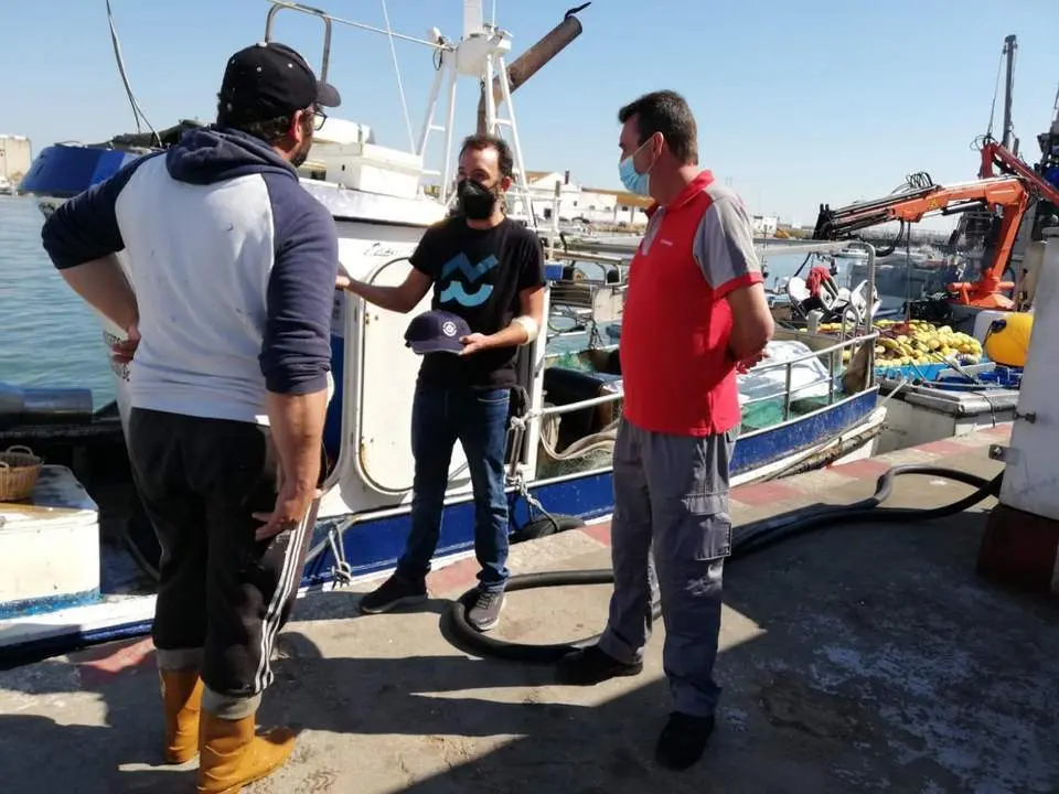 Entrega de materiales a pescadores de Isla Cristina. - VH