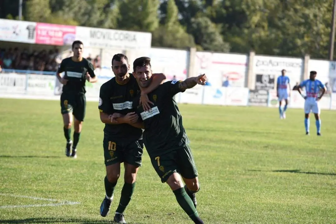 Miguel De las Cuevas y Willy Ledesma celebran el 0-2 al Coria - | C&oacute;rdoba CF