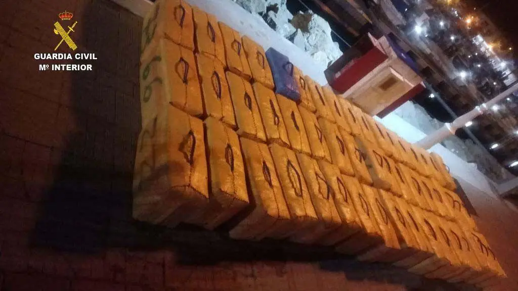 Fardos incautados por la Guardia Civil. - VH