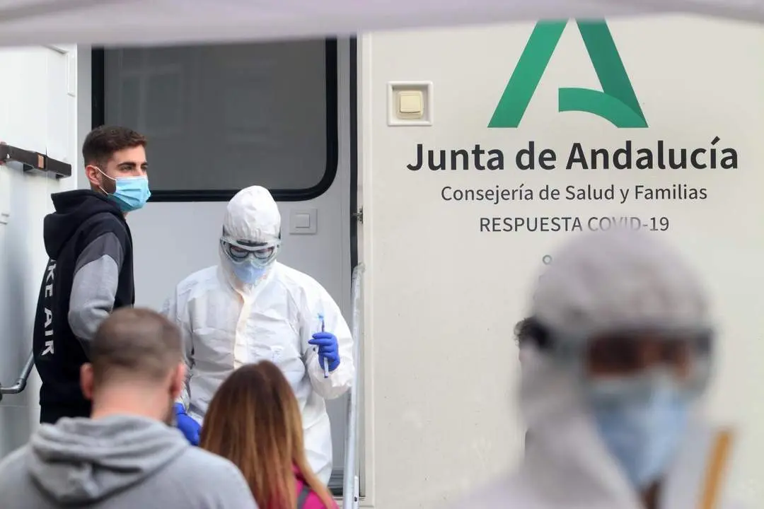 Personas citadas por Salud, esperando para hacerse los test r&aacute;pidos de ant&iacute;genos PCR, en un cribado masivo en la barriada malague&ntilde;a de La Luz. - EP