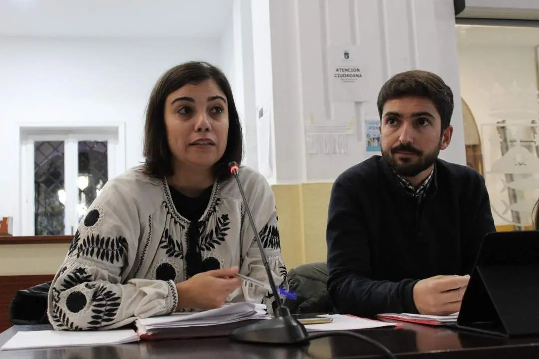 Mari Loli Varo, secretaria general del PSOE de Barbate, junto al concejal Jes&uacute;s Alba  - AJ S&aacute;nchez / Archivo