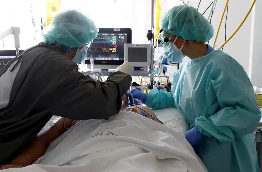 Varios sanitarios atienden a un paciente con Covid. - EFE