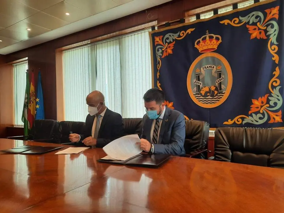 Imagen de la firma con Petaca Chico. - 