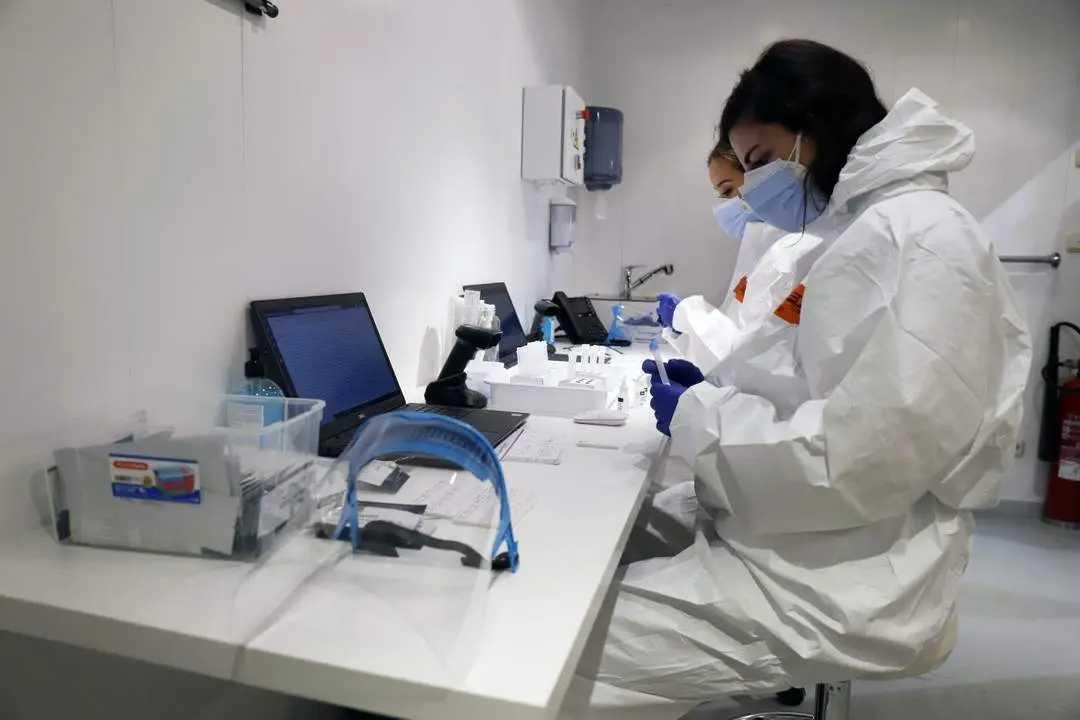 Equipo m&oacute;vil de pruebas PCR. - Europa Press