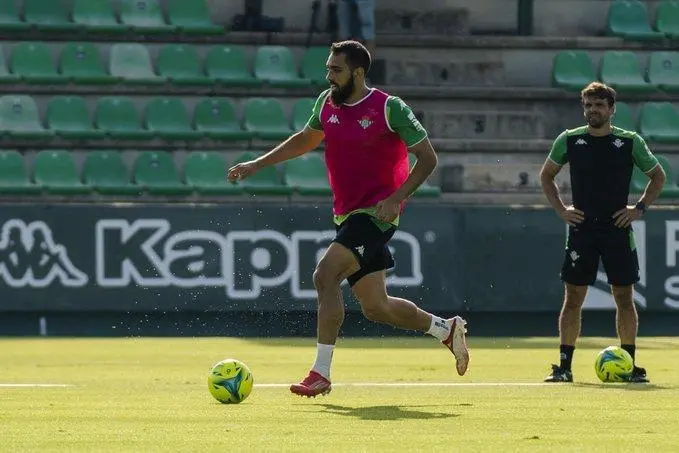 El delantero del Betis, Borja Iglesias, durante un entrenamiento. - rbb