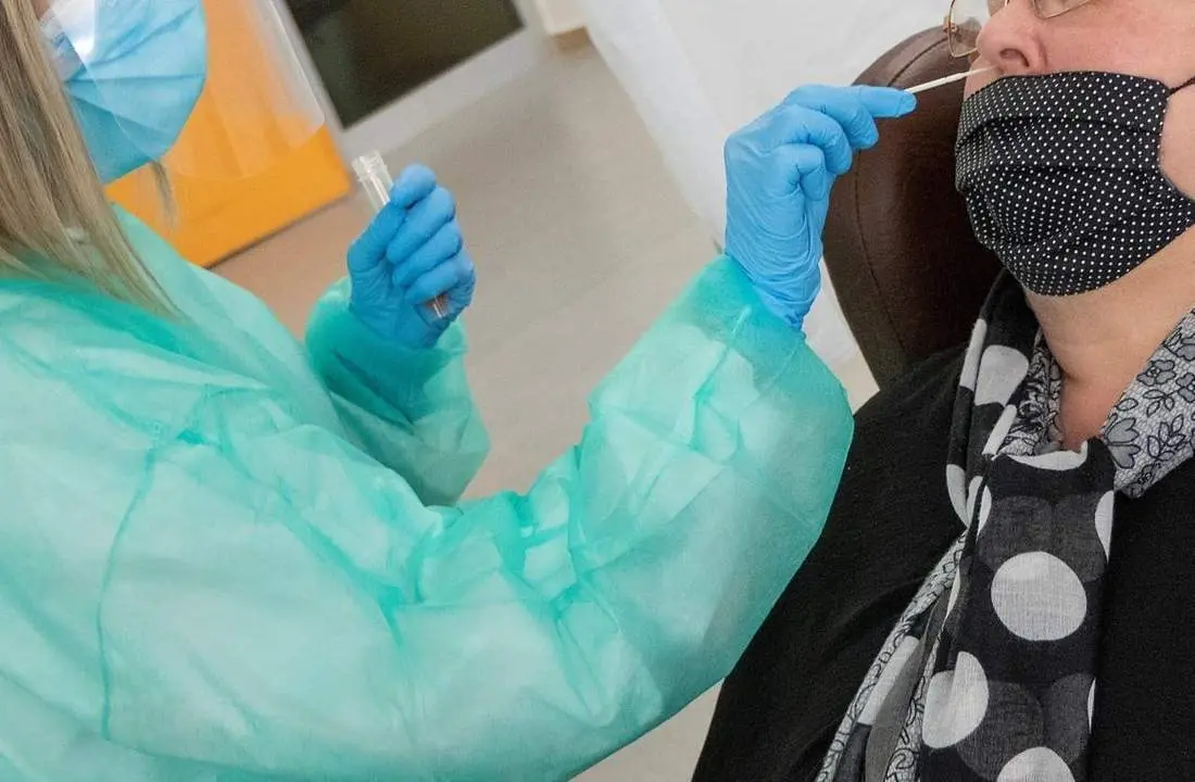 Una mujer haci&eacute;ndose una prueba PCR. - Ronda Semanal
