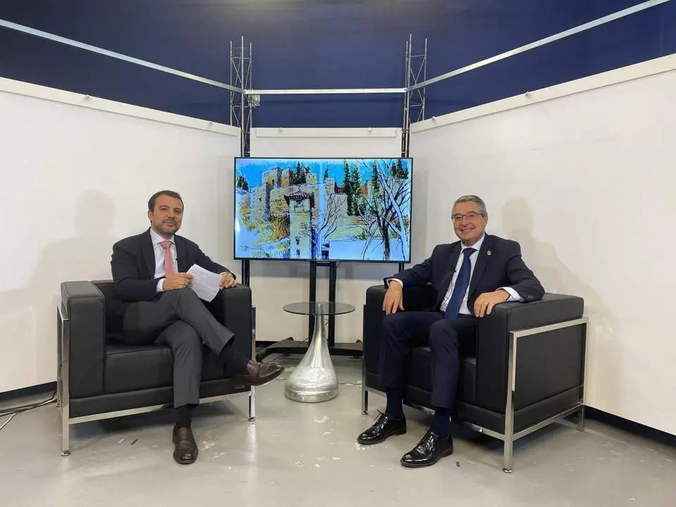 Fernando del Valle (i) entrevist&oacute; a Francisco Salado en 'La Alcazaba', programa de 7 TV. - AM