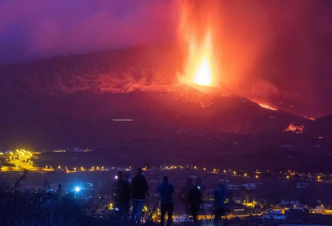 Viviendas amenazadas por la lava. - EFE/Carlos de Sa&aacute;