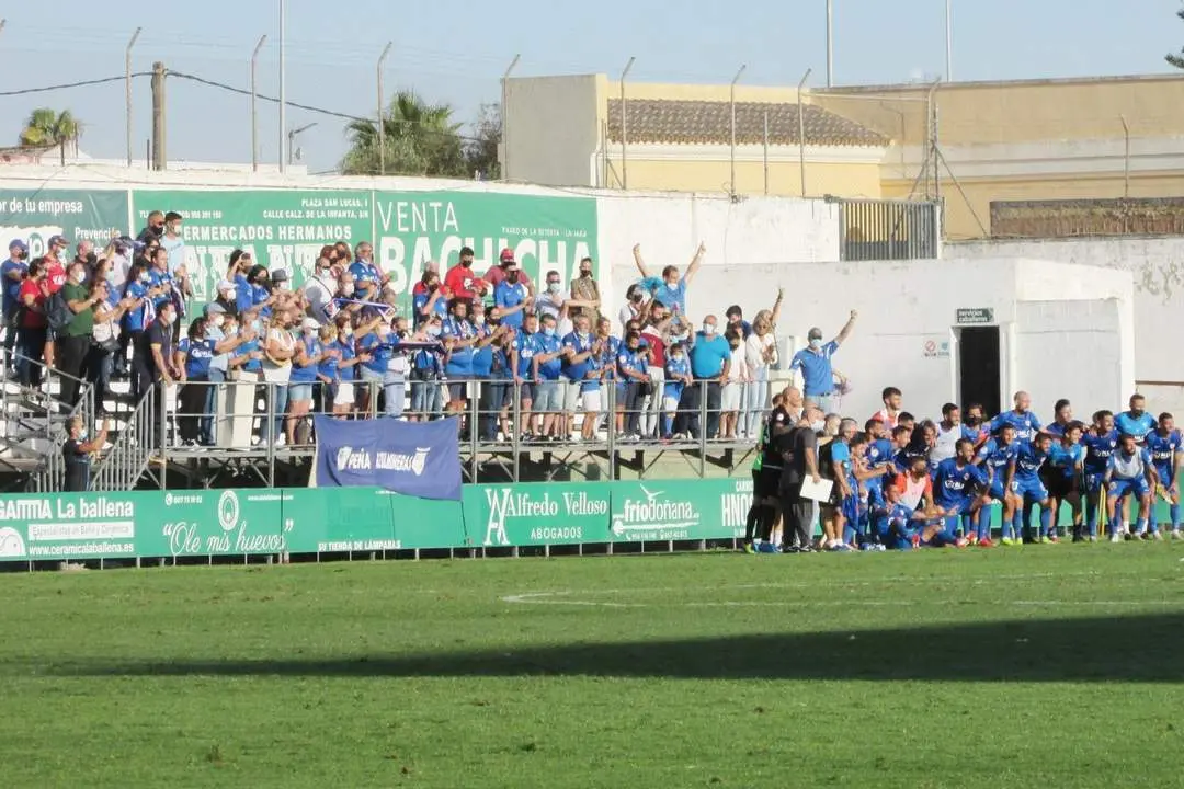 El Linares celebrando la victoria con su afici&oacute;n ayer domingo en El Palmar - Ra&uacute;l J. Bustillos