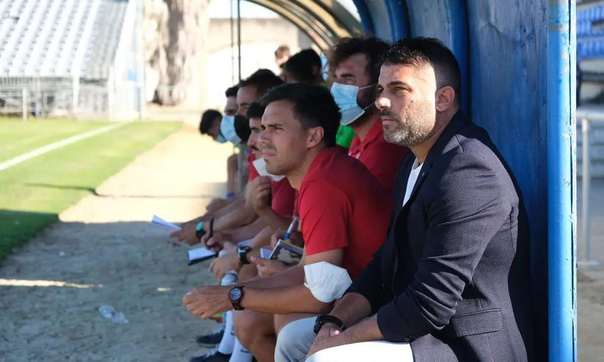 Emilio Fajardo, en el banquillo del Pedro Garrido este domingo. - Cristo Garc&iacute;a