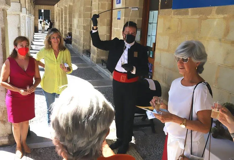Un brindis a las puertas de la Oficina Municipal de Turismo. - Jerez.es