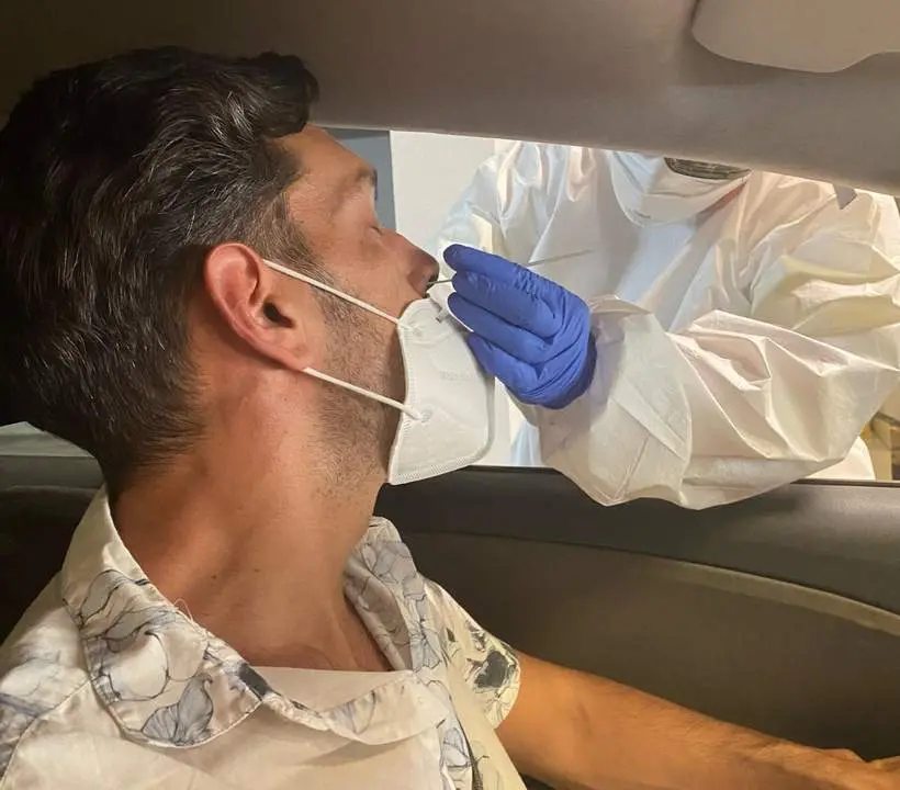 Un sanitario hace una PCR. - EP