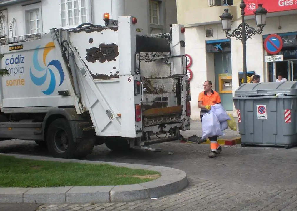 Operario recogiendo la basura durante los servicios m&iacute;nimos de la Regata. - 