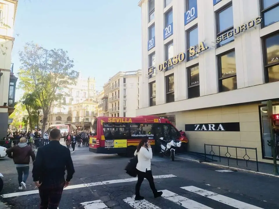 Accidente Tussam en la Plaza del Duque. - ARCHIVO