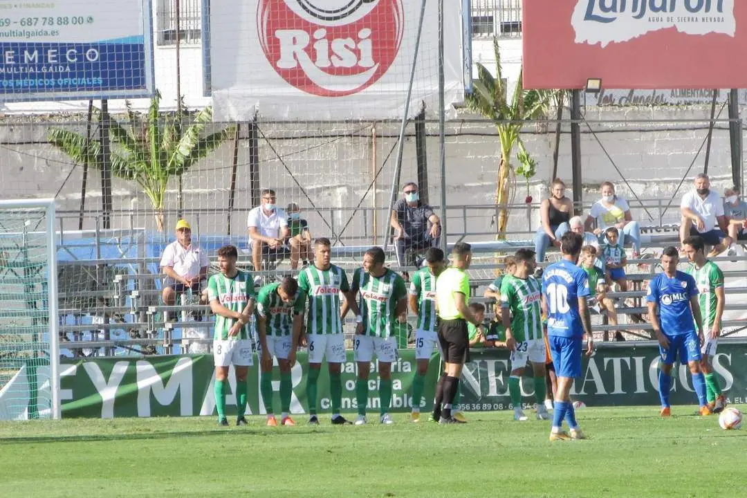Este lanzamiento de falta del Linares signific&oacute; el primer gol en contra del Atl&eacute;tico Sanluque&ntilde;o - Ra&uacute;l J. Bustillos