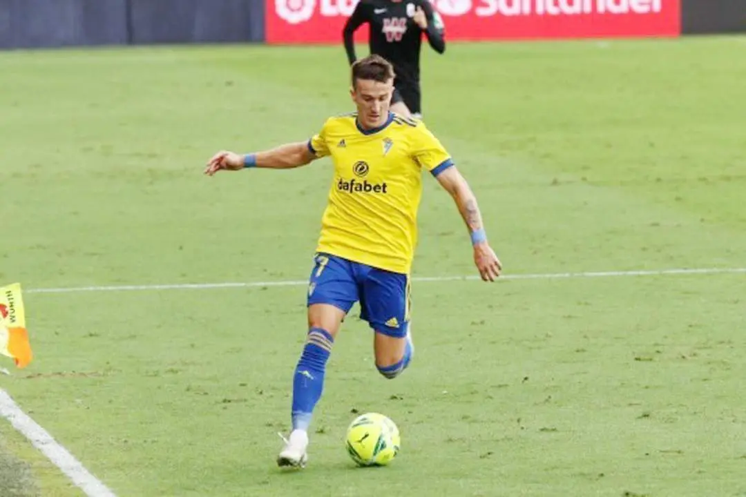 Salvi en una acci&oacute;n del partido C&aacute;diz - Granada - Cadiz CF