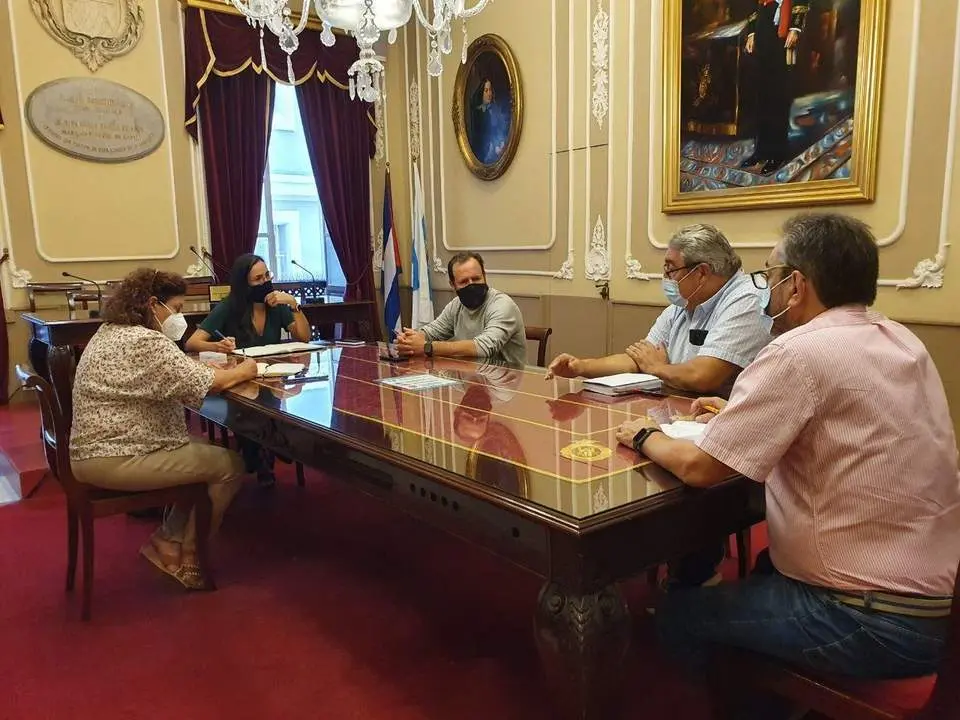 Lola Cazalilla se re&uacute;ne con las pe&ntilde;as de la ciudad para abordar adelantar una semana las fechas del Carnaval 2022 - 