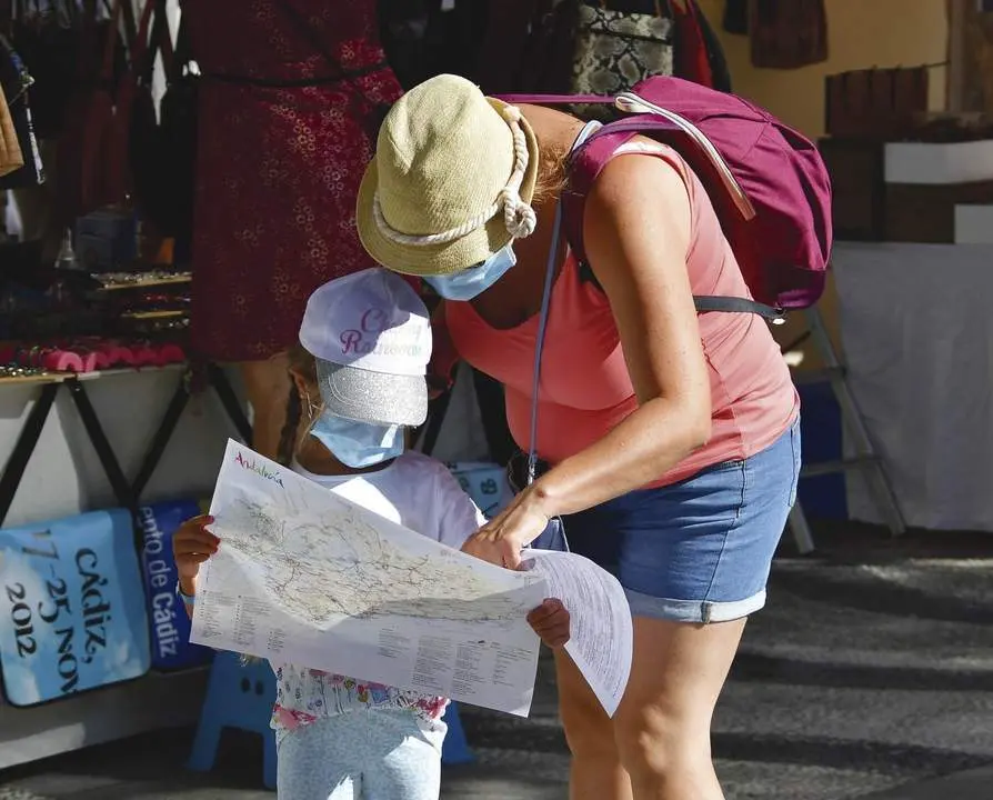 Turistas consultan un mapa en la ciudad. - ARCHIVO