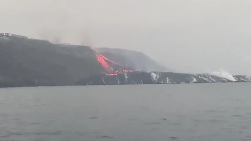 La erupci&oacute;n no cesa tras dos semanas y los vecinos ven imposible la normalidad