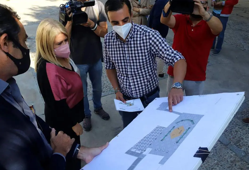 La alcaldesa y el delegado de Urbanismo con el proyecto de las actuaciones previstas.  - Jerez.es