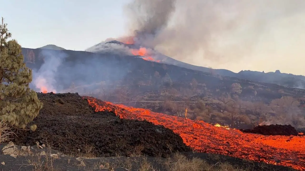 Colada de lava en la isla de La Palma. - Involcan