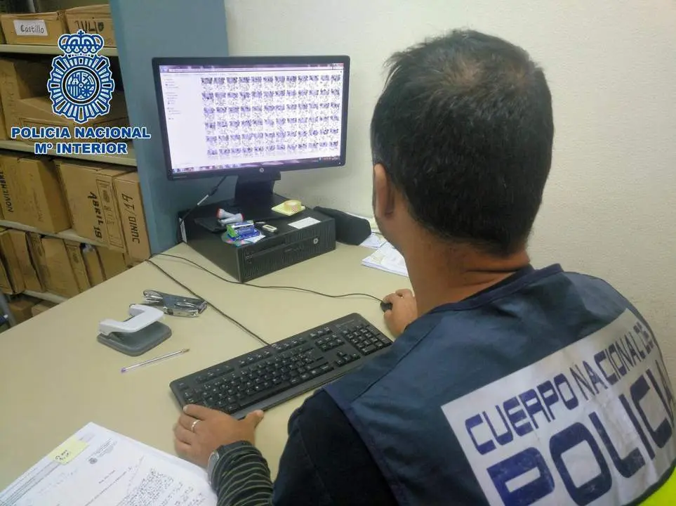 Un agente comprobando los archivos ped&oacute;filos en un ordenador - Polic&iacute;a Nacional
