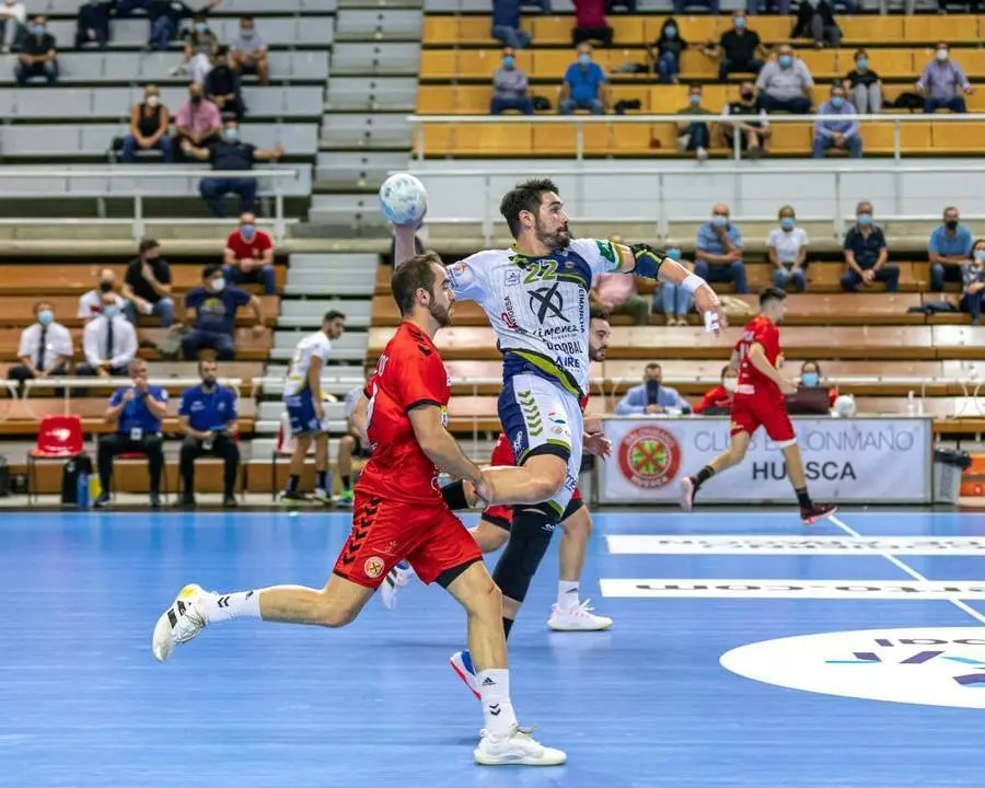 Javi Garc&iacute;a en un lanzamiento a porter&iacute;a ante el Bada Huesca - | Andrey Sapizhak