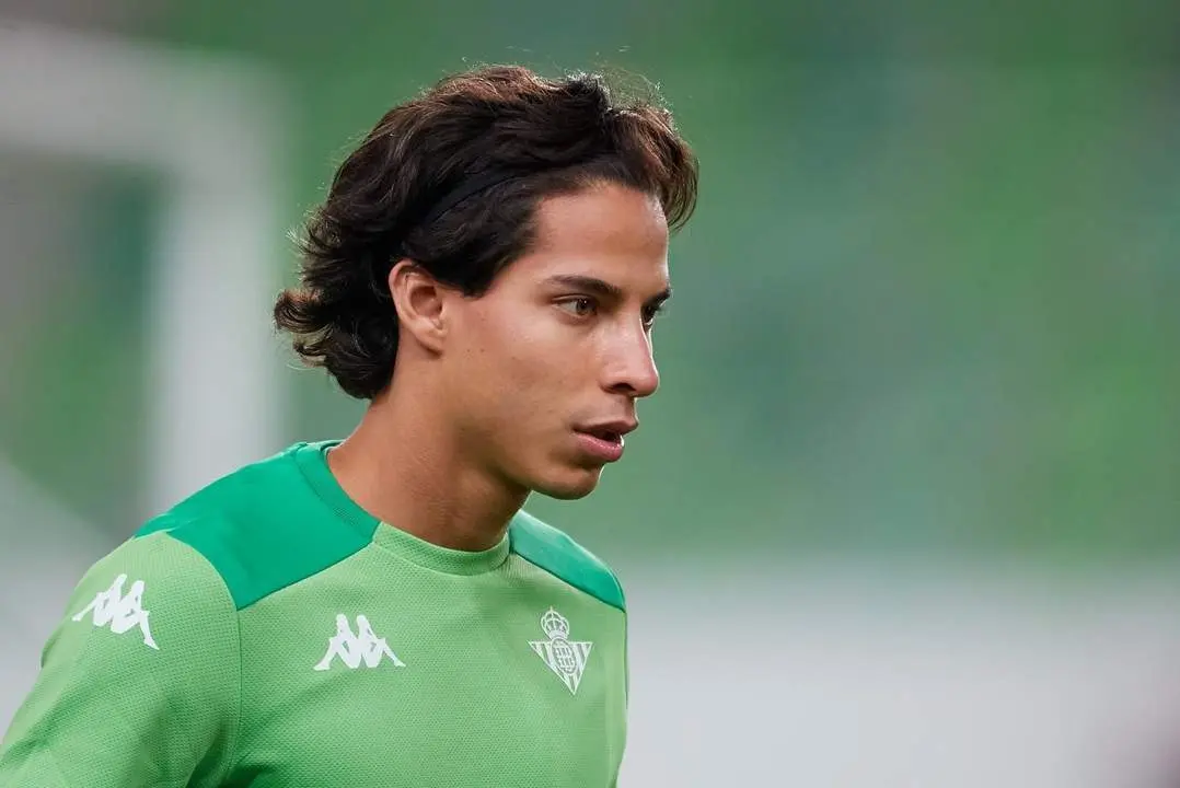 El extremo mexicano del Betis, Diego Lainez, durante el calentamiento previa al duelo contra el Villarreal. - rbb
