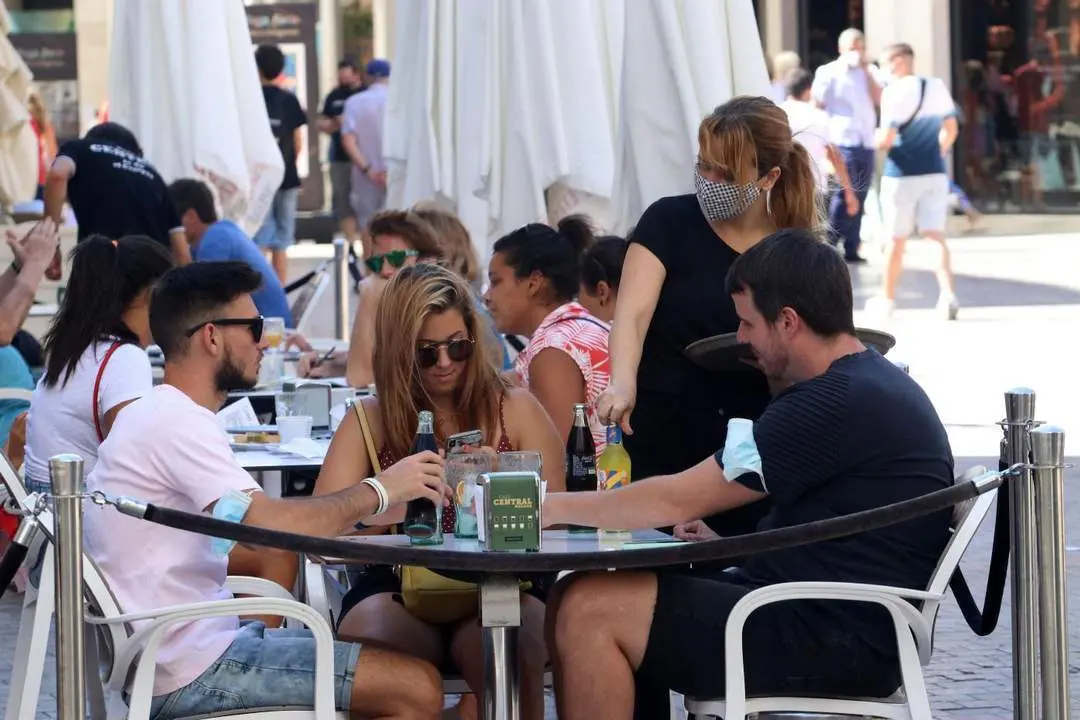 Ambiente en una terraza (archivo). - Europa press