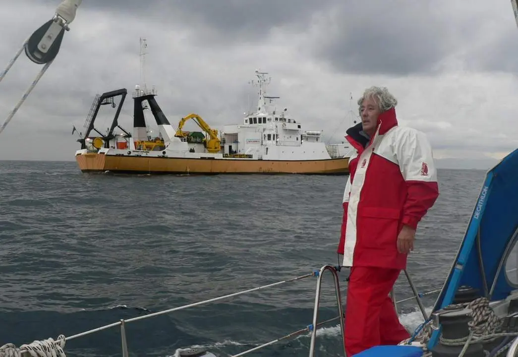 Pipe Sarmiento, en el Estrecho de Gibraltar ante el buque de Odyssey. - Magdalena/Cedida