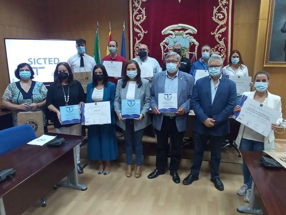 Entrega de los certificados SICTED en el sal&oacute;n de plenos del Ayuntamiento de Puente Genil.       - 