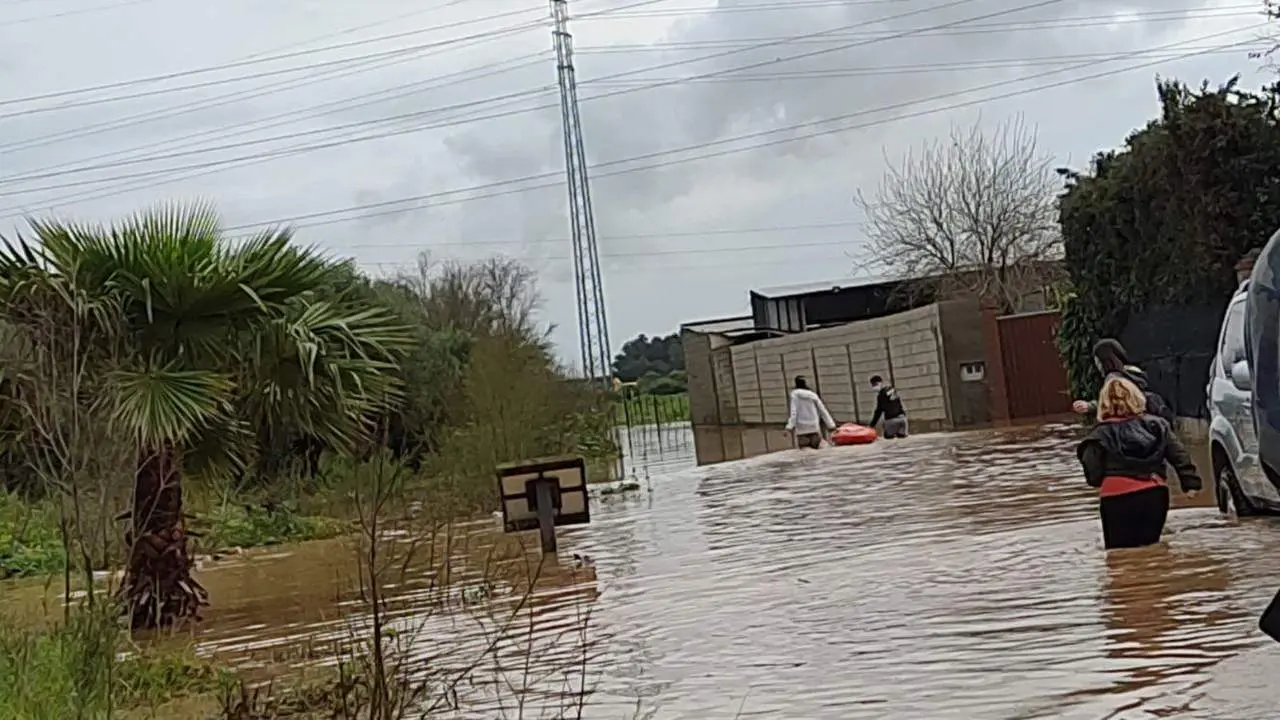 Una evacuaci&oacute;n por inundaciones deja im&aacute;genes como estas. - A. I.