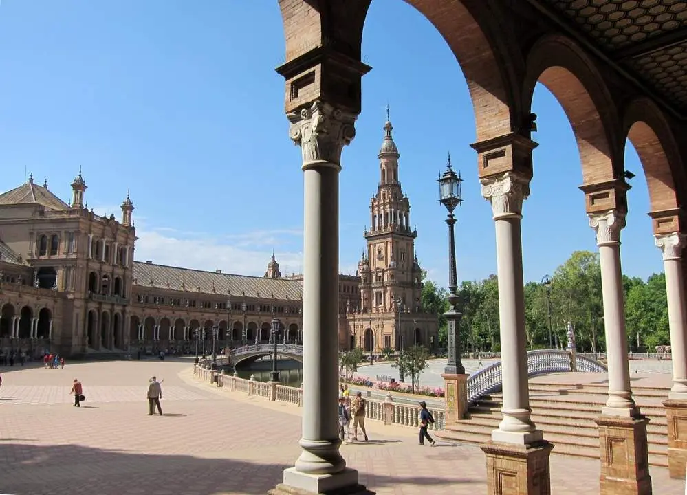 Turistas en Plaza de Espa&ntilde;a (Sevilla).  - Europa Press