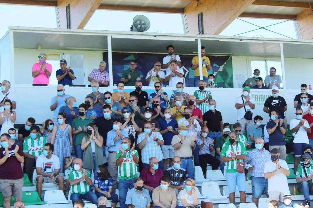 Aficionados del Atl&eacute;tico Sanluque&ntilde;o antes del partido ante el Alcoyano en El Palmar - Ra&uacute;l J. Bustillos