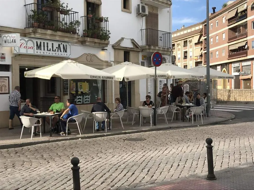 Una terraza pr&oacute;xima a la Mezquita - Catedral repleta de p&uacute;blico. - Pablo Mansilla